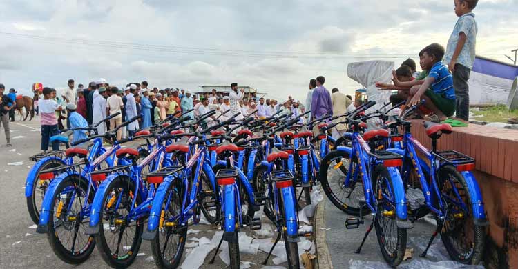 নিয়মিত জামায়াতে নামাজ পড়ে বাইসাইকেল উপহার পেলো ২৬ শিক্ষার্থী