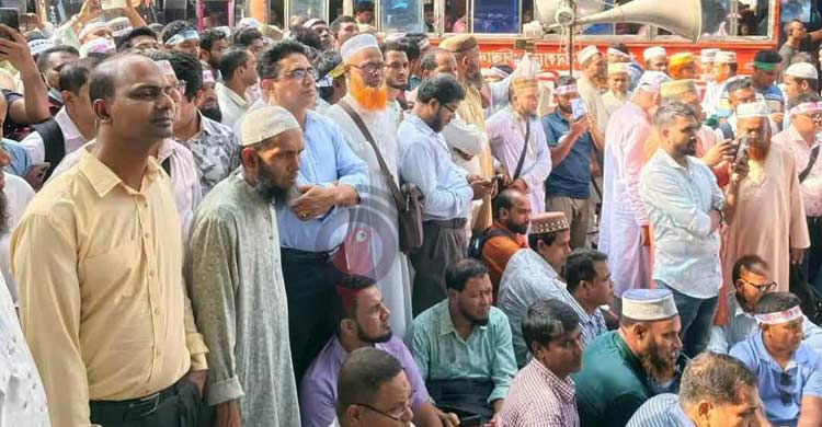 প্রেসক্লাবের সামনে এমপিওভুক্ত শিক্ষকদের অবস্থান