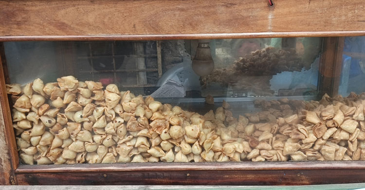 ৩০ বছর ধরে এক টাকায় শিঙাড়া-নিমকি মেলে মানিকের কাছে