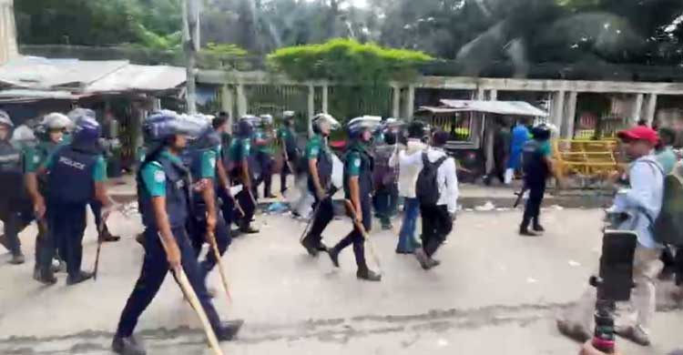 সাউন্ড গ্রেনেড-জলকামান-লাঠিচার্জে ছত্রভঙ্গ শিক্ষকরা