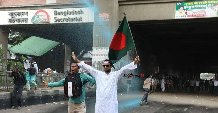 শহীদ মিনারে একপক্ষ, পুলিশের লাঠিচার্জে ছত্রভঙ্গ আরেক পক্ষ