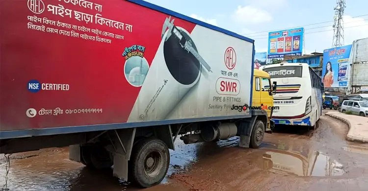 চাকরি বাঁচাতে ঢাকা ছেড়ে কর্মকর্তারা সড়কে, দুর্ভোগ পোহাতে হবে আরও 