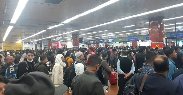 শাহজালালে বন্ধ ই-গেট সেবা, ইমিগ্রেশনে সেই আগের ভোগান্তি