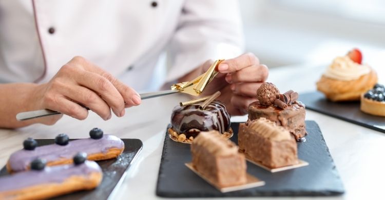 খাবার প্লেটেও সোনা, খেলে কী হয়