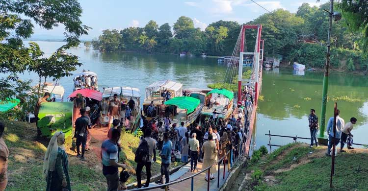 পর্যটকদের পদচারণায় মুখর রাঙ্গামাটির ঝুলন্ত সেতু