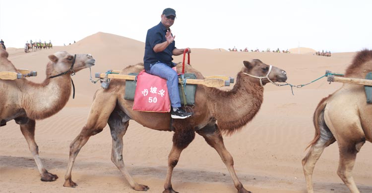 তাঁবুর হোটেল, উটে চড়া, ছাগলের চামড়ার ভেলা, এবং অন্যান্য