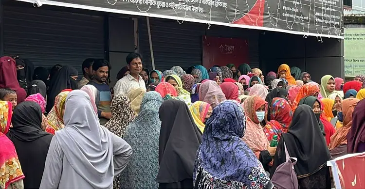 শোরুম উদ্বোধনে গিয়ে শত শত নারীর ভিড়ে বিপাকে আবু হেনা রনি