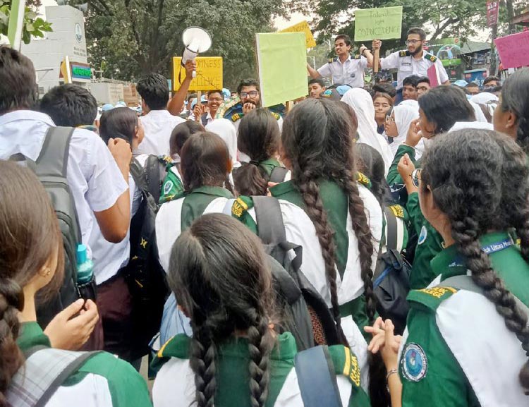 ভর্তিতে লটারি বাতিলের দাবিতে রাজউক শিক্ষার্থীদের বিক্ষোভ