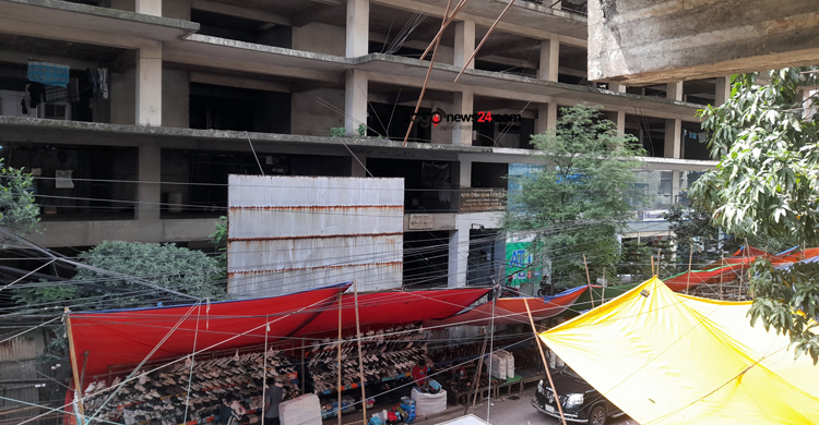 সরকারি জমি দখলে নিলো এক ব্যাংক, আরেক ব্যাংক তুলছে নিলামে