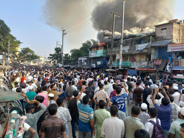 উখিয়া বাজারে অগ্নিকাণ্ডে ১৫ দোকান পুড়ে ছাই, ব্যবসায়ীর মৃত্যু