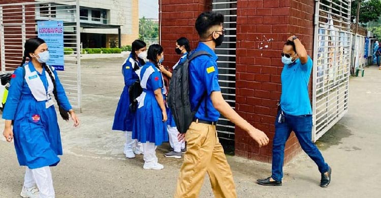 বৃহস্পতিবার ক্লাসে আসতে ‘নিরুৎসাহিত’ করছে অনেক স্কুল