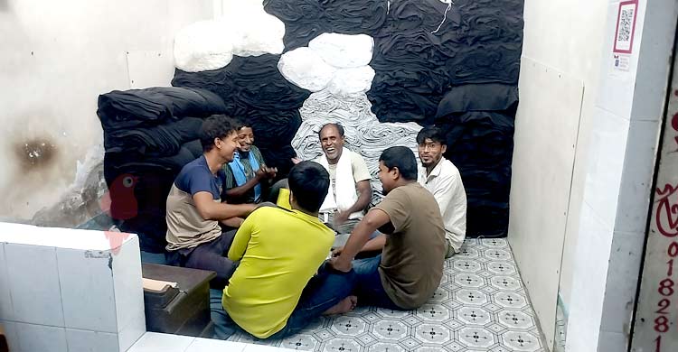 বেচাকেনা নেই, ব্যবসায়ীদের সময় কাটে গল্প-গুজবে