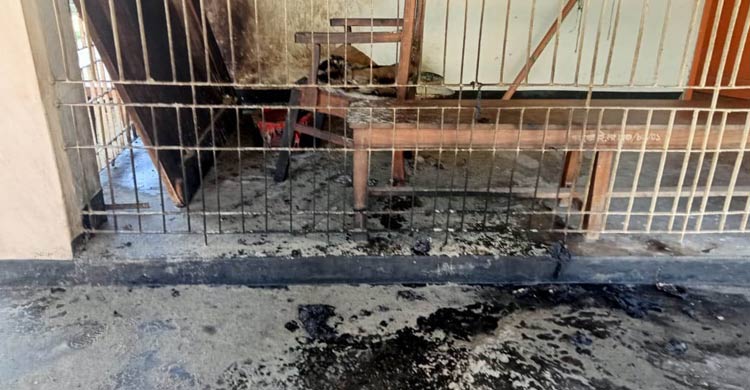 ধুনটে গ্রামীণ ব্যাংকের শাখা কার্যালয়ে পেট্রোল ঢেলে আগুন