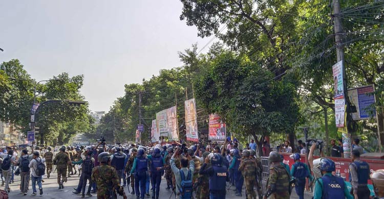 ধানমন্ডি ৩২-এ উত্তেজনা: লাঠিপেটা, সাউন্ড গ্রেনেড নিক্ষেপ