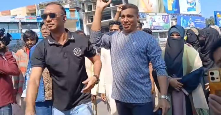 খুলনায় শেখ হাসিনার প্রতিকৃতিতে জুতা নিক্ষেপ