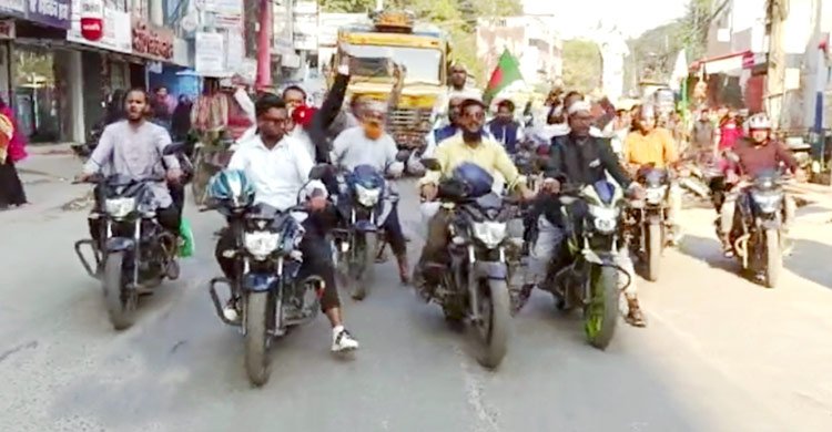 শেখ হাসিনার ফাঁসির রায়ে ফরিদপুরে মিষ্টি বিতরণ