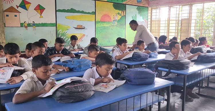 ভাগাড়ের দুর্গন্ধে বন্ধের পথে প্রাথমিক বিদ্যালয়