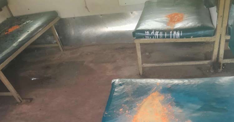 ময়মনসিংহে ট্রেনে দুর্বৃত্তদের আগুন