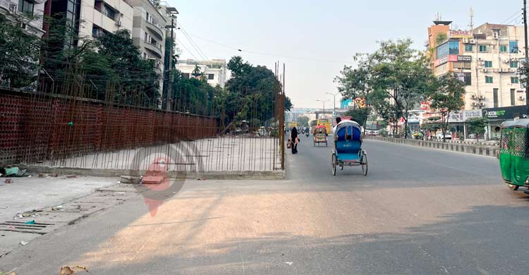 ব্যস্ততম সড়ক-ফুটপাত দখল করে সিটি করপোরেশনের স্থাপনা