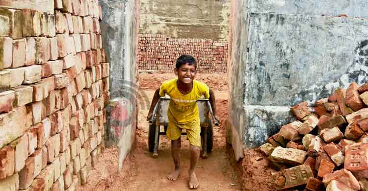 জলবায়ু পরিবর্তনের থাবা, ইটভাটার দাসত্বে শৈশব হারাচ্ছে শিশুরা