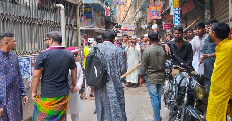 উৎসুক জনতা সামলাতে সেনা মোতায়েন, উদ্ধারকাজ ব্যাহত