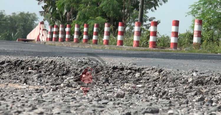 ভারী যানবাহনে ভাঙছে আঞ্চলিক সড়ক, বাড়ছে ঝুঁকি