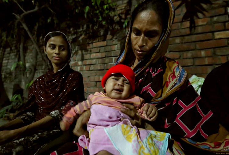 ‘আগুন থেকে বাঁচলেও শীত ও খিদে থেকে বাঁচতে পারছি না’