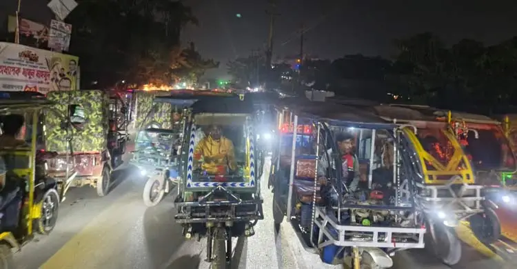 অটোরিকশার দখলে বাসের সড়ক, বাড়তি ভাড়াতেও মেলে না মুক্তি