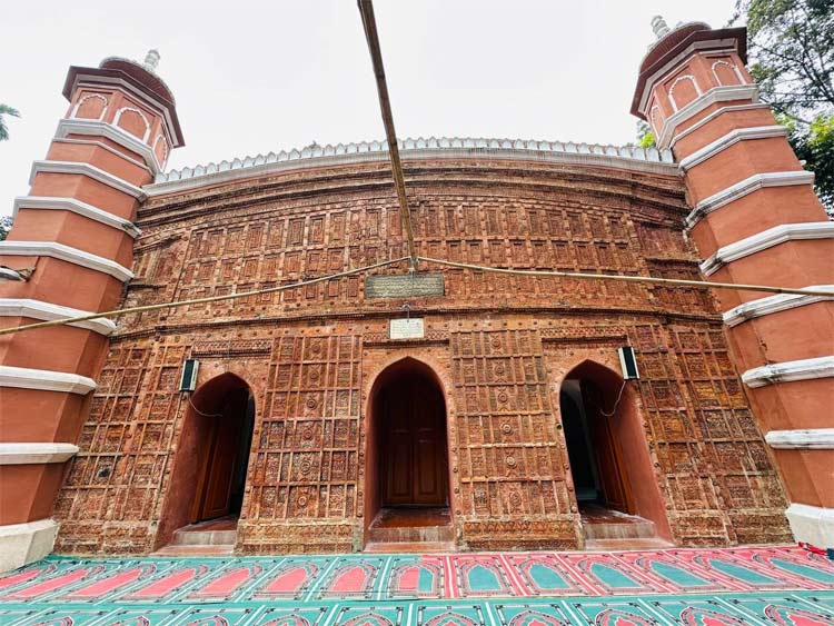 চারশ বছরের ঐতিহ্যবাহী আতিয়া মসজিদ