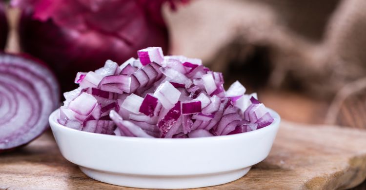 পেঁয়াজ কাটলে চোখে পানি আসে কেন