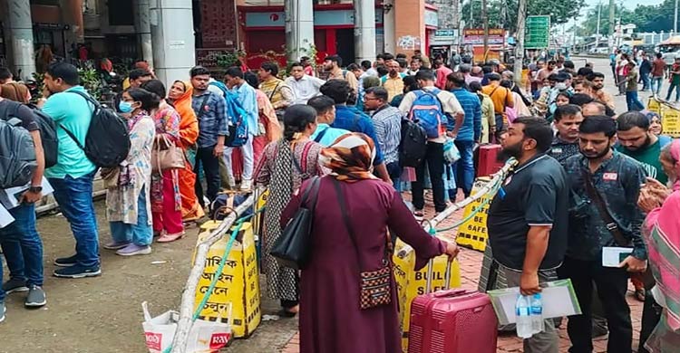 বছরের ব্যবধানে ভারতগামী যাত্রী কমেছে ৪ লাখ, ক্ষতি ৩২ কোটি