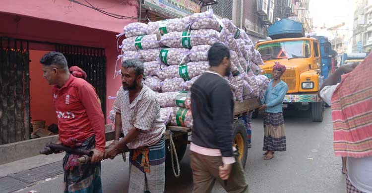 রমজানের আগাম ভোগ্যপণ্য আসছে খাতুনগঞ্জে, কমছে দাম