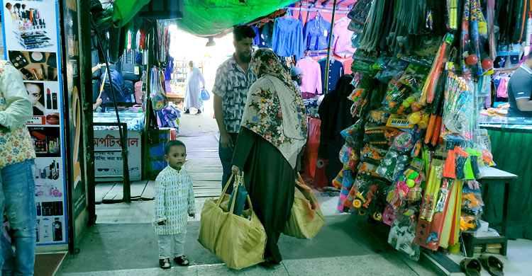 ৮ বছর ধরে হেঁটেই রান্না করা খাবার বিক্রি করেন রুবি আক্তার