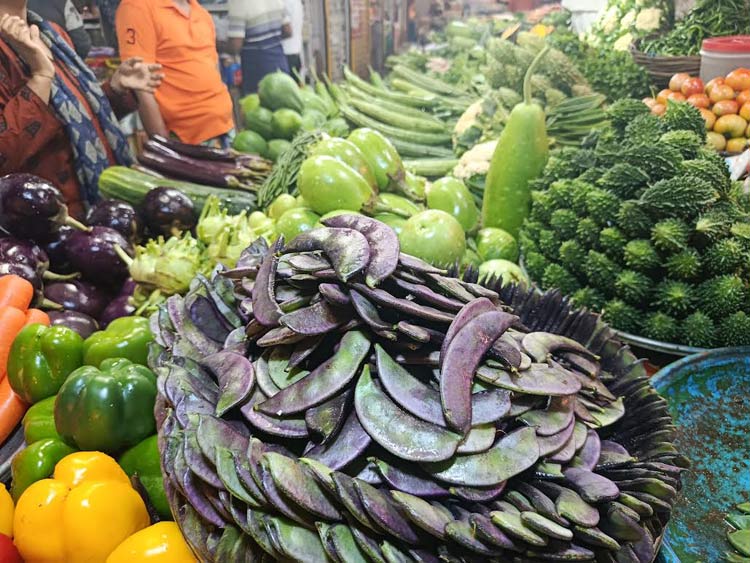 আমদানির পরও পেঁয়াজে স্বস্তি নেই, নাগালে নতুন আলু