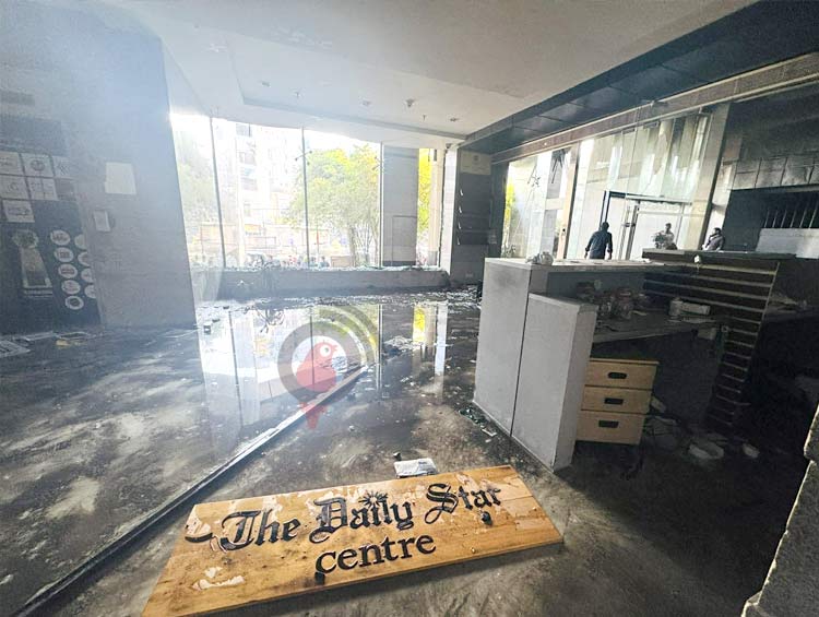 এখনো উড়ছে ধোঁয়া, প্রথম আলো ও ডেইলি স্টার ভবন ধ্বংসস্তূপ