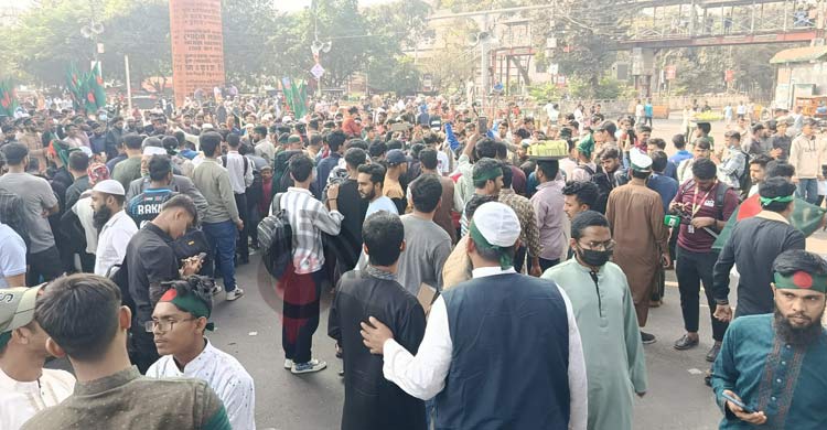 স্লোগানে উত্তাল শাহবাগ, বাড়ছে উপস্থিতি