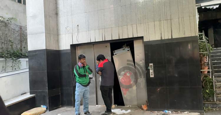 ডেইলি স্টারে আগুনে আর্কাইভ নষ্ট, কান্নায় ভেঙে পড়লেন ফটোসাংবাদিক