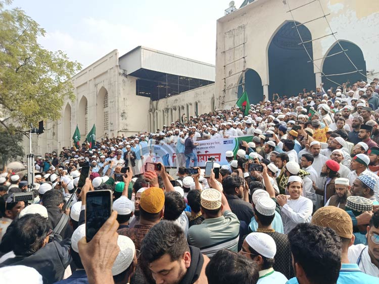 হাদি হত্যার প্রতিবাদে বায়তুল মোকাররম এলাকায় বিক্ষোভ