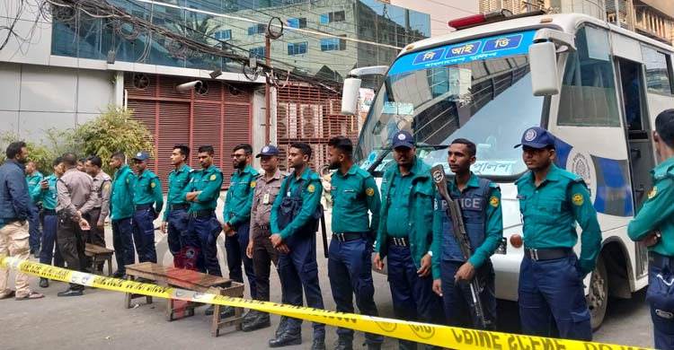 ঢাকায় নিরাপত্তা জোরদার, সতর্ক অবস্থানে পুলিশ-র্যাব-সেনা