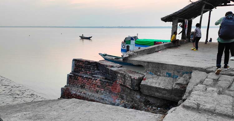 নদীর পাড় যেন মৃত্যুকূপ, নৌকায় উঠতে &lsquo;সার্কাস&rsquo;