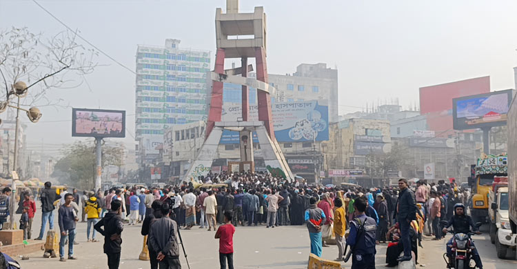 নারায়ণগঞ্জে সড়ক অবরোধ করে গার্মেন্টস শ্রমিকদের বিক্ষোভ