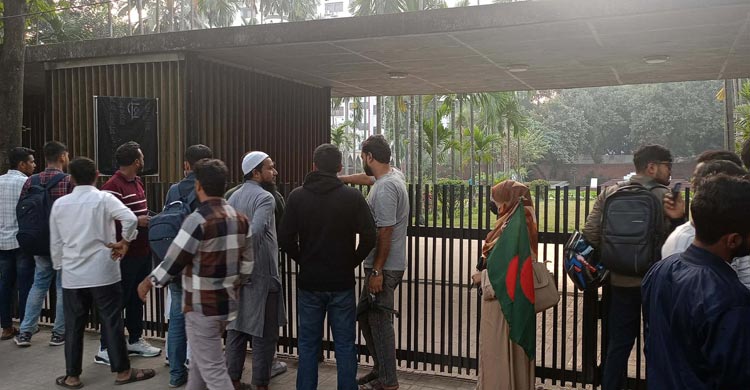 আজও ওসমান হাদির কবরে মানুষের ভিড়, ন্যায়বিচারের দাবি জোরালো