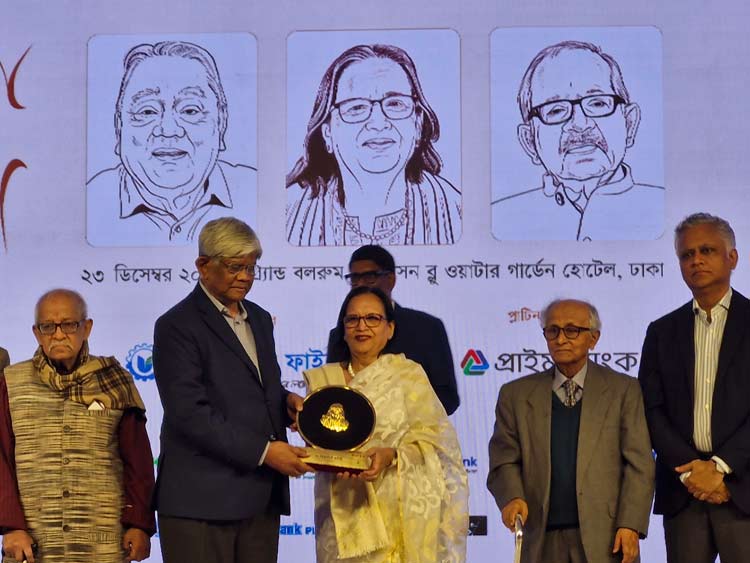 তিন গুণী ব্যক্তিকে সম্মাননা দিলো বণিক বার্তা-বিআইডিএস