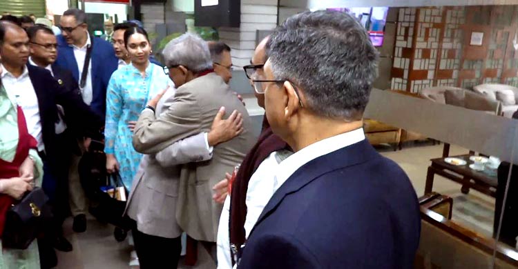 ১৭ বছরের নির্বাসন শেষে দেশে প্রত্যাবর্তন