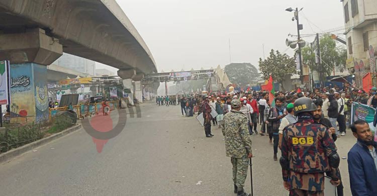 রাস্তায় রাস্তায় পুলিশ-বিজিবি-সেনাবাহিনী, নিরাপত্তায় মোড়ানো ঢাকা