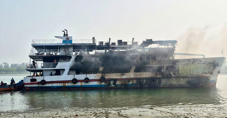 সেন্টমার্টিনগামী জাহাজে আগুন, অল্পের জন্য রক্ষা পেলেন ১৯৪ যাত্রী