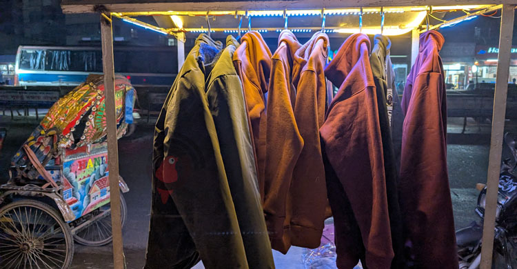 ফুটপাতে শীতের কাপড়ের বিক্রি বেশি, দামও চড়া