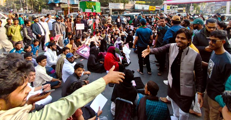হাদি হত্যার বিচারের দাবিতে সিলেটে সড়ক অবরোধ
