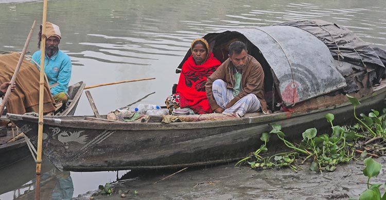 তীর্থের কাকের মতো গরম কাপড়ের অপেক্ষায় বেদে পল্লির বাসিন্দারা