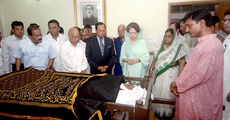 রাজনীতিতে অনিচ্ছুক খালেদা জিয়া যেভাবে বিএনপির হাল ধরেন